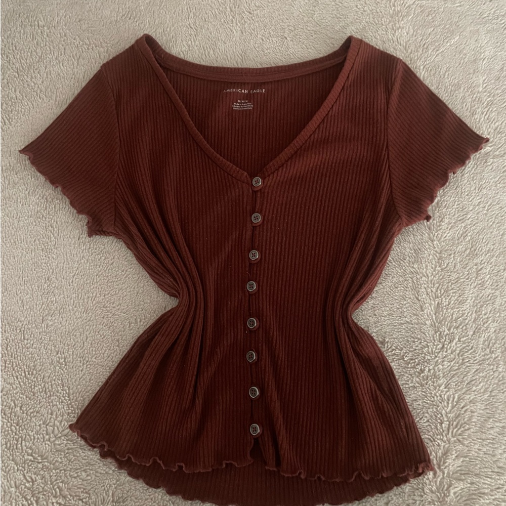 Burgundy AE top with buttons Size M 🍁